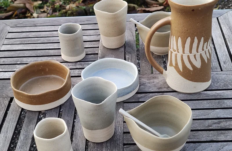 Pièces en grès naturel façonnées à l’atelier Terre Enchantée