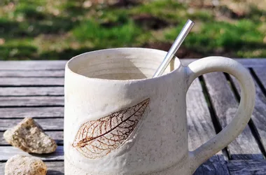 Tasse blanche ornée d’une impression végétale