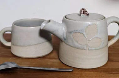Théière et tasse en céramique artisanale